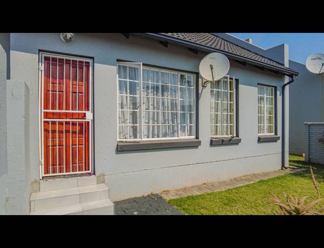 2 BEDROOM TOWNHOUSE FOR SALE IN MAGALIESBERG COUNTRY ESTATE